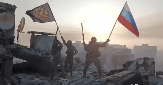 俄军40次冲锋攻入红军城！乌民众千人抗议逼宫，泽连斯基要下台？