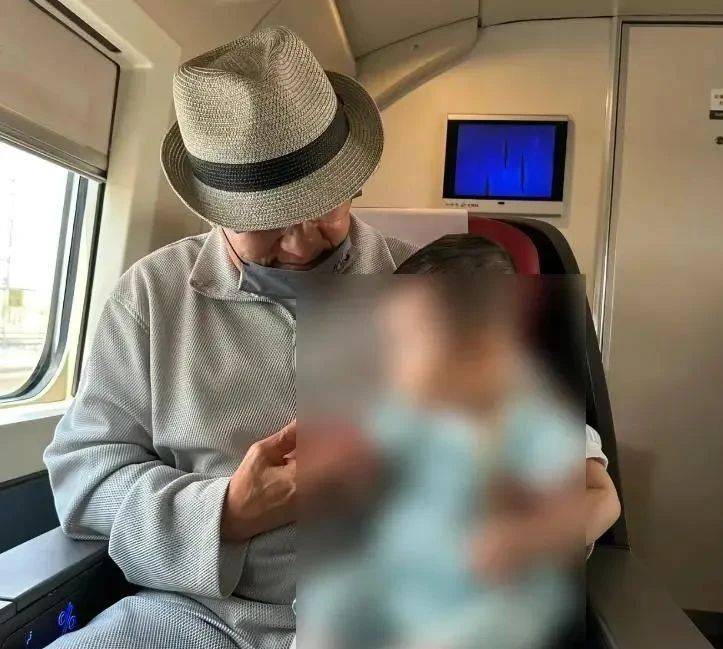 考古|成龙被传当爷爷?疑助儿子迎娶小11岁女星女儿却靠卖废品为生,他是真舍得