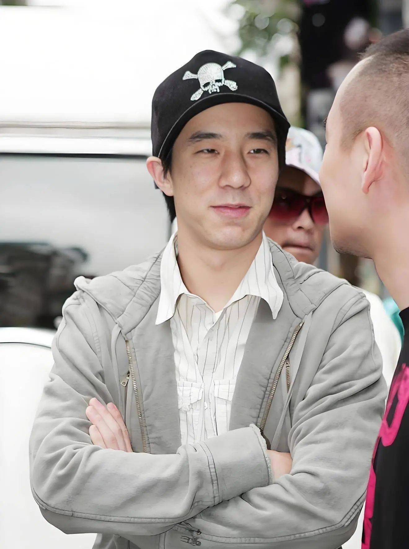 考古|成龙被传当爷爷?疑助儿子迎娶小11岁女星女儿却靠卖废品为生,他是真舍得