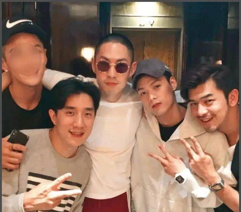 考古|成龙被传当爷爷?疑助儿子迎娶小11岁女星女儿却靠卖废品为生,他是真舍得