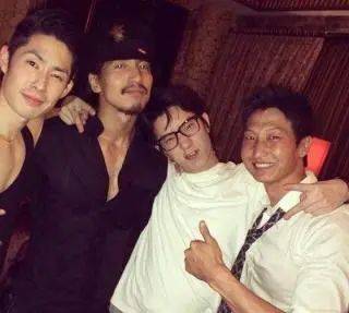 考古|成龙被传当爷爷?疑助儿子迎娶小11岁女星女儿却靠卖废品为生,他是真舍得