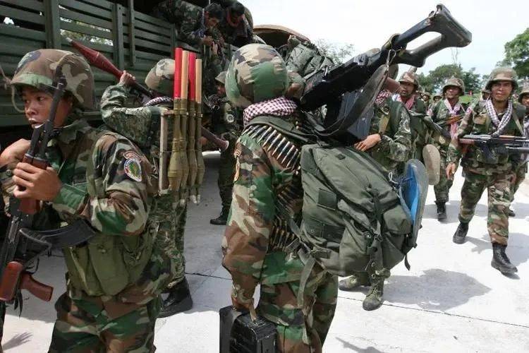 洪森玩脱了，两大司令部被炸毁，柬军败局已定？中方第一时间表态，送给泰柬一句话