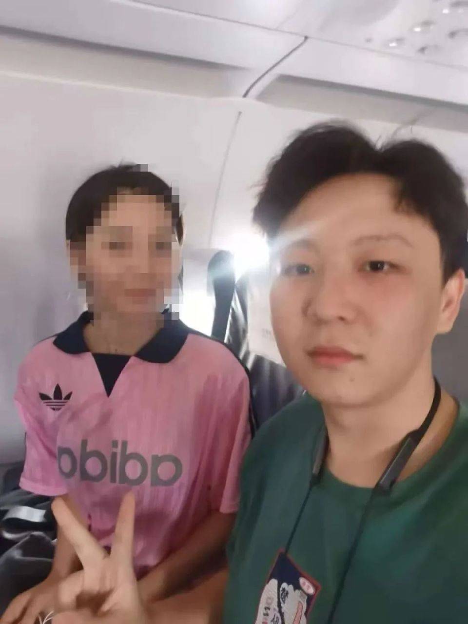 大二医学生飞机上救人被质疑“无执业资格”,当事人称已在急诊见习半年,律师解读