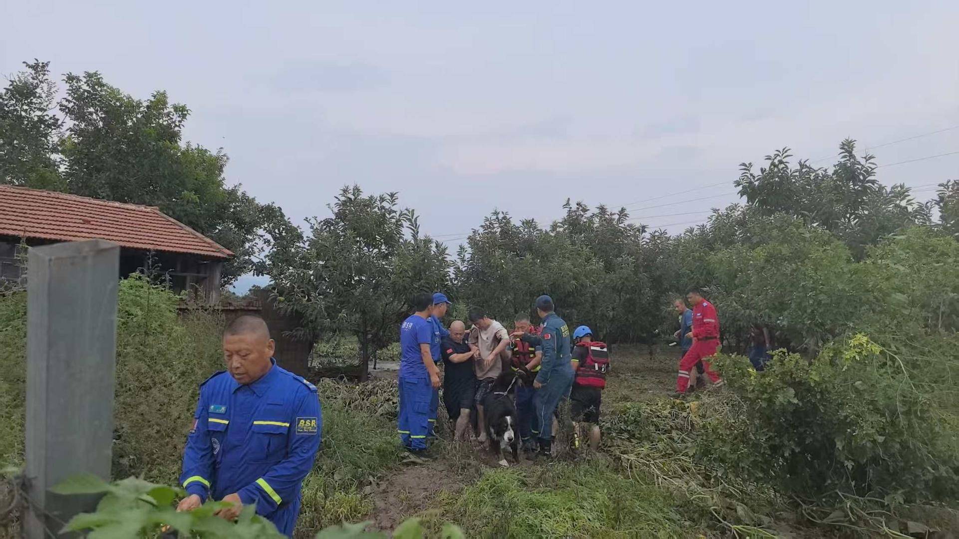 天津蓟州遭遇70年最大山洪,救援人员讲述:两人抱树求生,52人挤阁楼通过窗户转运