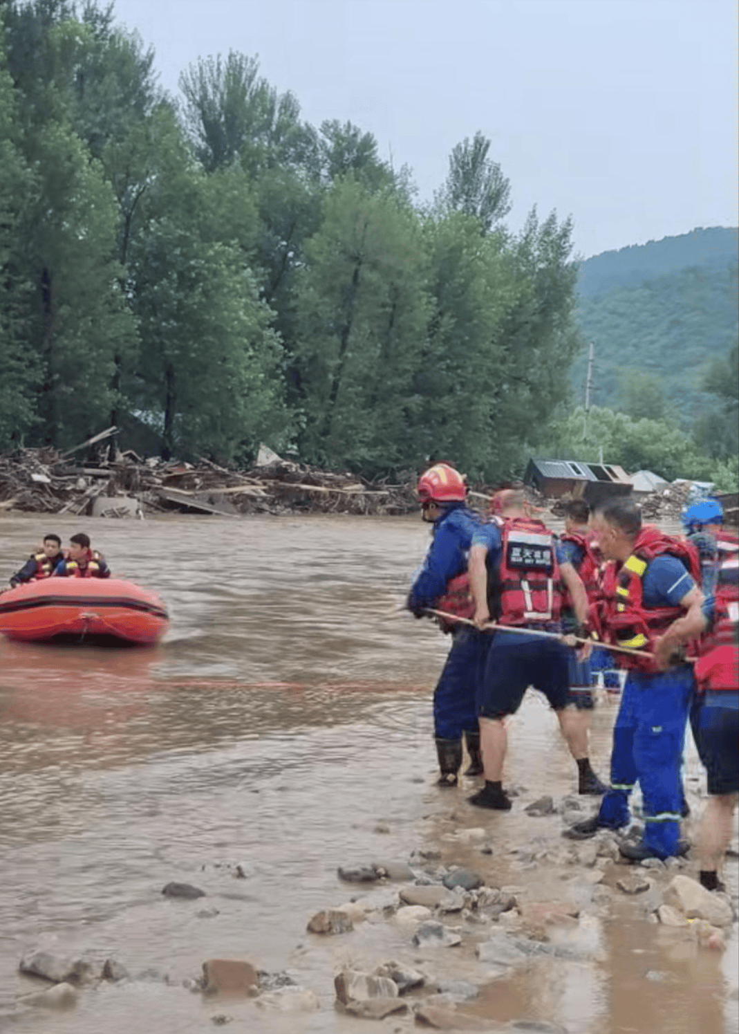 天津蓟州遭遇70年最大山洪,救援人员讲述:两人抱树求生,52人挤阁楼通过窗户转运
