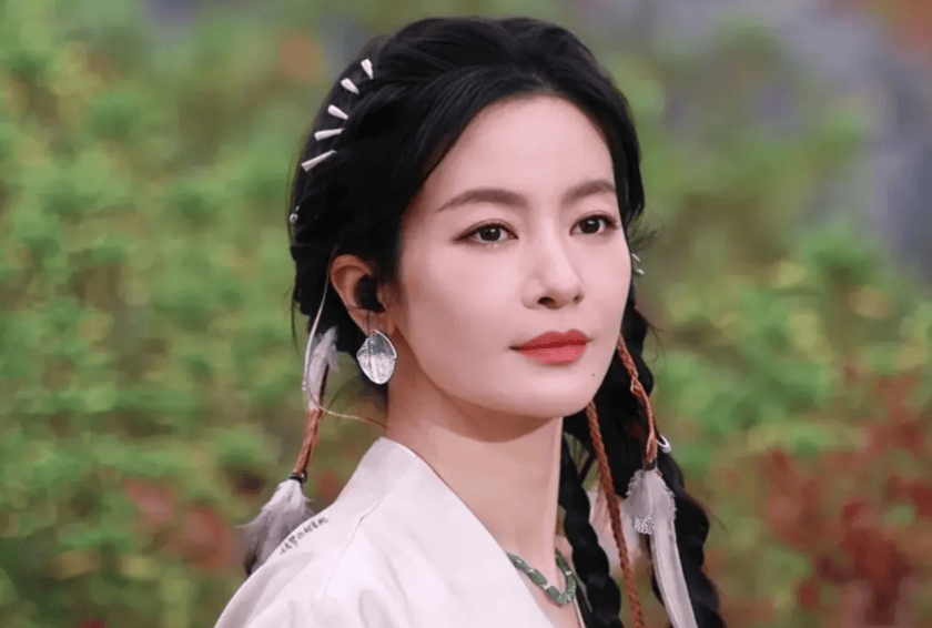 女演员穿长裙叉开腿坐，被提醒坐姿不雅，当场霸气回怼，引发热议