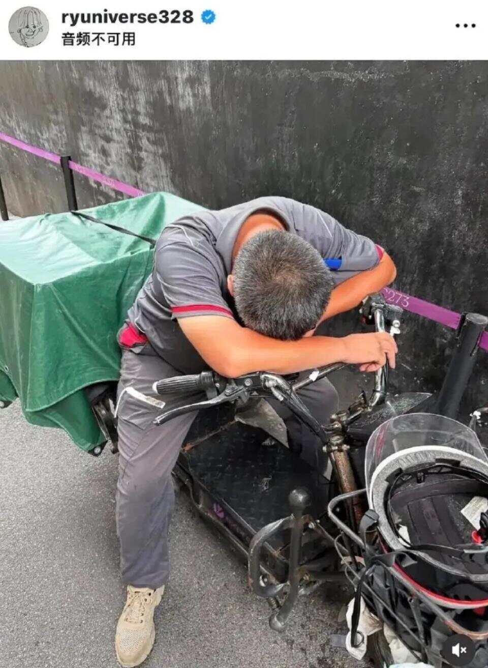 冲上热搜第一！韩国演员发上海快递员休息照引争议