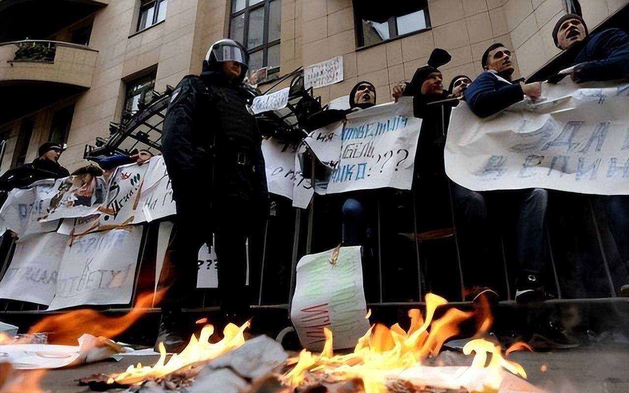 乌军成功袭击克里米亚俄空军基地,现场一片火海,损失会非常大