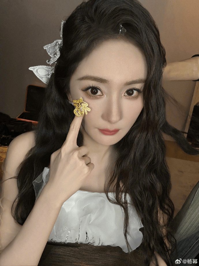 杨幂15年前的博文火了：有本事就杀了我，杀不死，就等着看我变得更强大吧