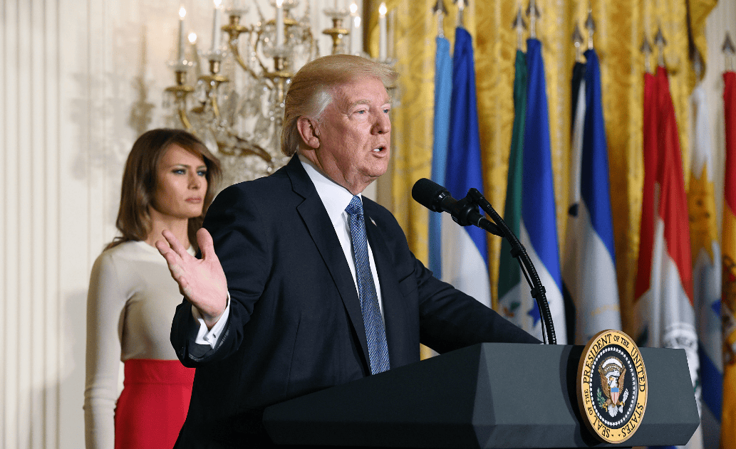 刚刚！梅德韦杰夫警告特朗普，尽管放马过来，他会让美国明白两个道理