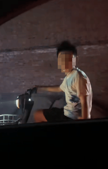 河南一男子晚上开车回家,骑夜路小男孩说“想蹭个灯”,一路温柔尾随护送