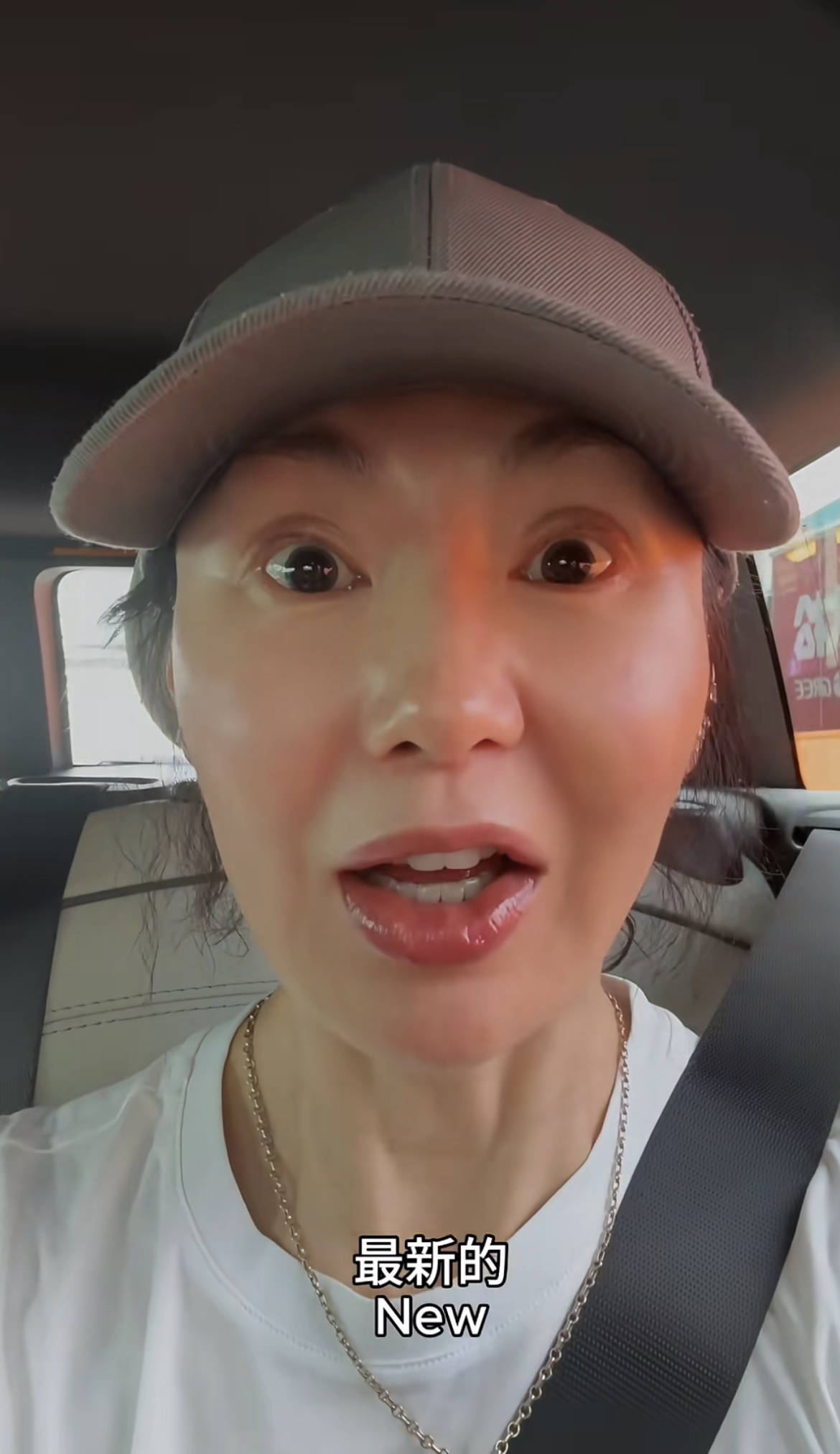 60岁张曼玉突然营业,穿79元T恤配10万珠宝,生活如此鲜活松弛!