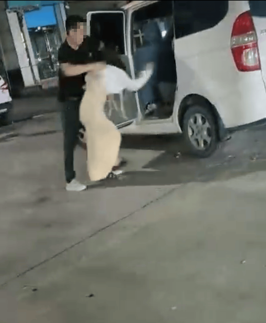 警方回应“河南开封一女子被殴打后被推进面包车”：系父女，因女儿叛逆不肯回家打人