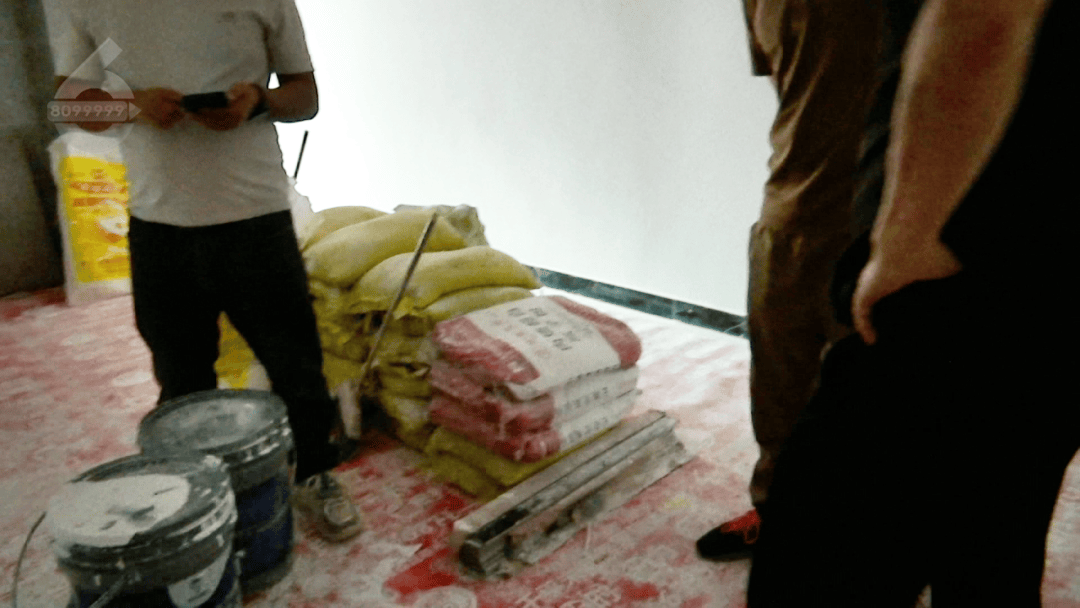 愤怒！昆明电视台女记者采访时被打 摄像机遭损坏