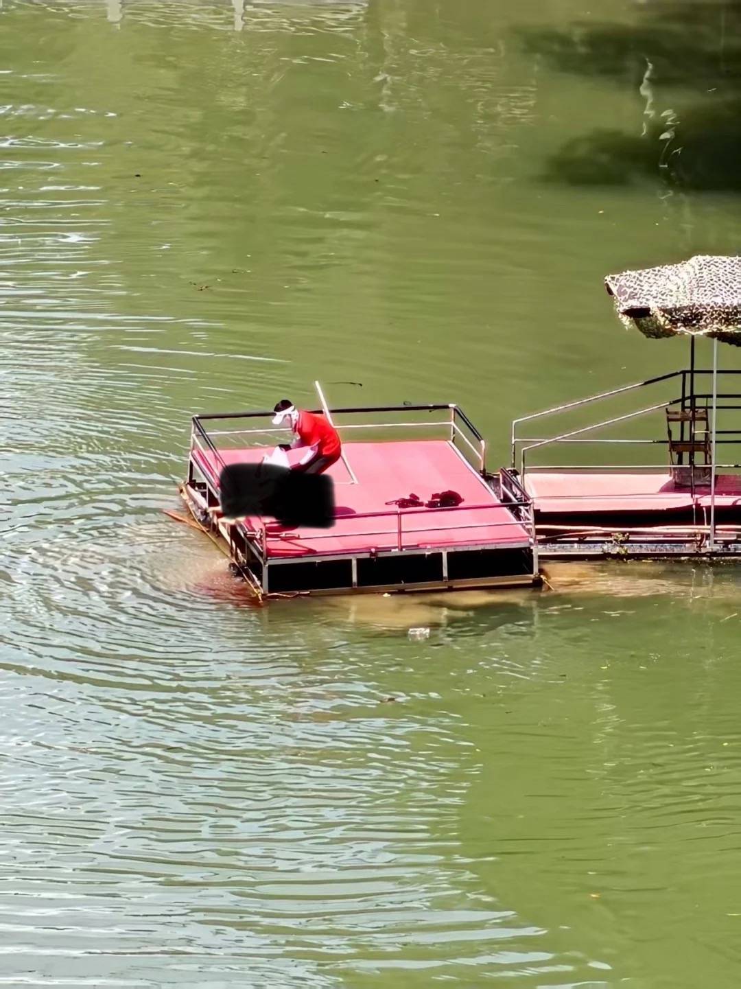 湖北宜昌一景区蹦极绳疑断开游客坠入水中，目击者称看到水里有血迹，当地：无生命危险