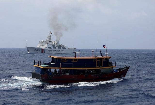 看见中国拖船到场，菲律宾又划新红线，不许中方登上“坐滩”军舰