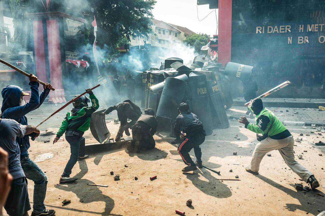 不满议员享高薪高额补助 印尼爆发大规模示威