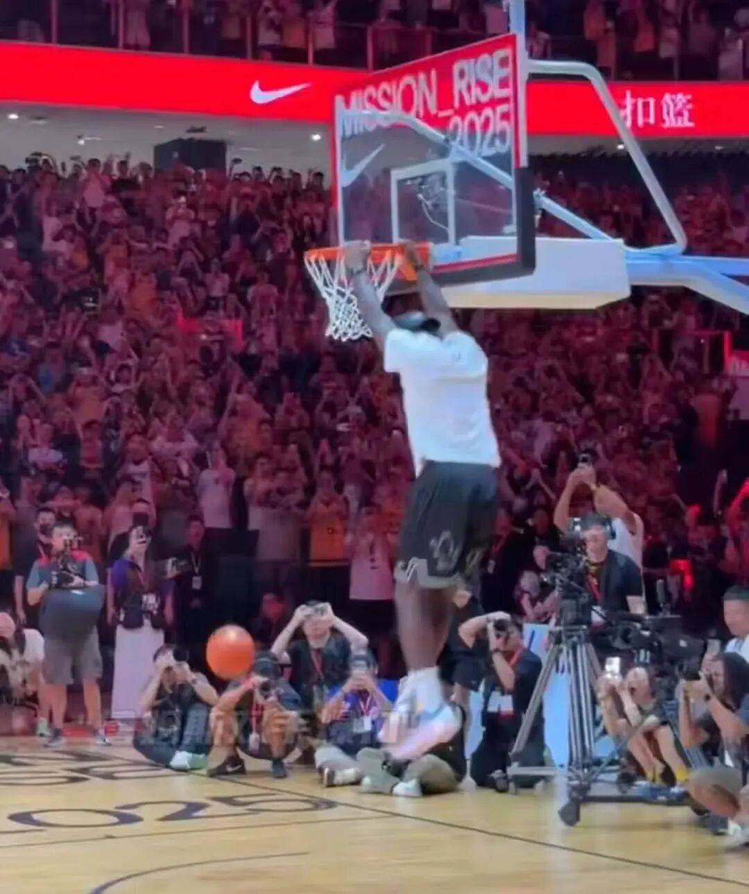 1米82的李梦与詹姆斯拥抱,两人合做经典动作!网友:这波追星太成功