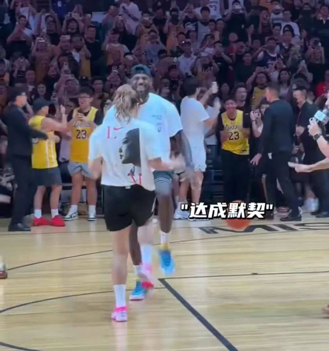 1米82的李梦与詹姆斯拥抱,两人合做经典动作!网友:这波追星太成功