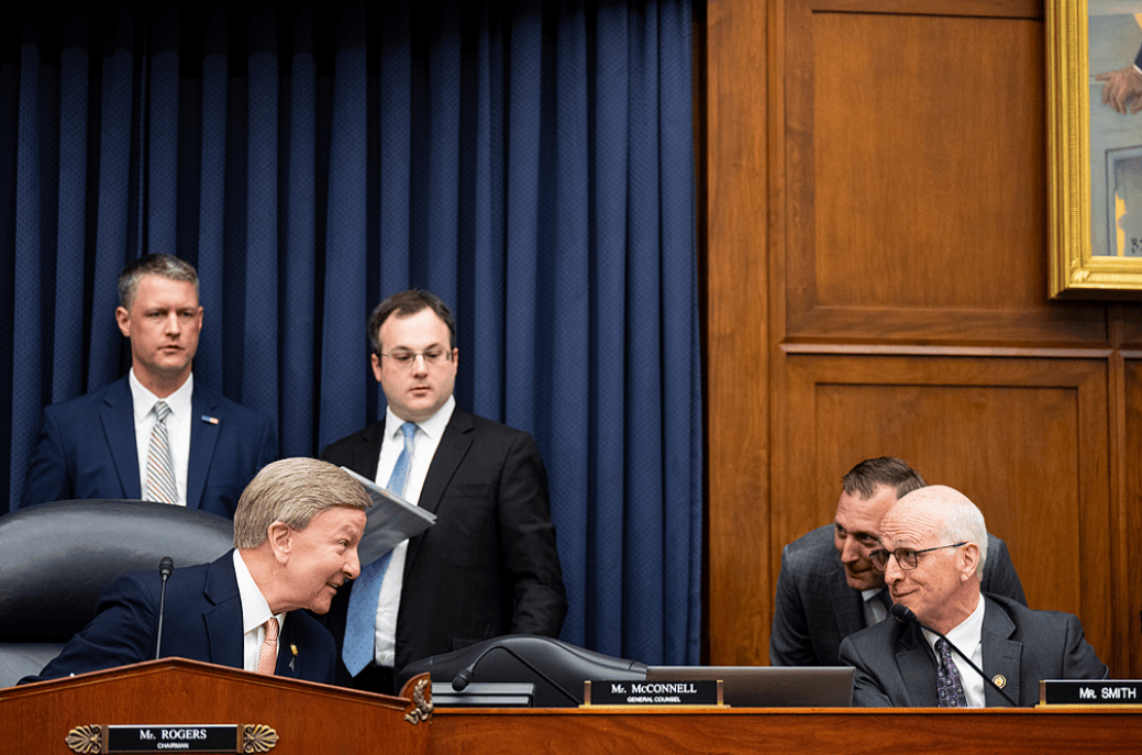 美国代表团即将访华,特朗普政府砸钱赞助,所谈话题至今严格保密