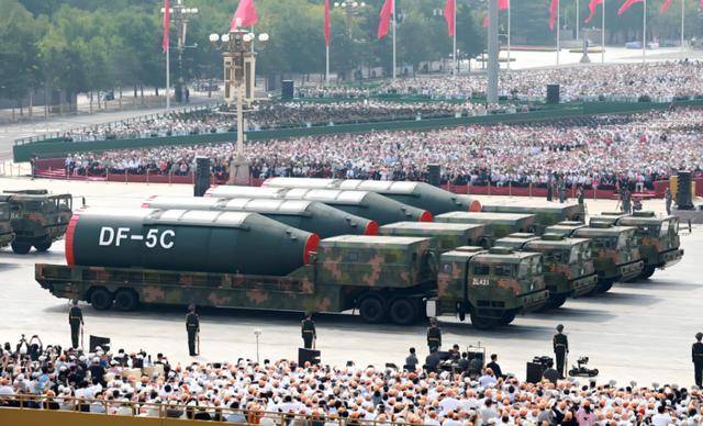 盟友身亡，特朗普想靠战争解困？已瞄准3国，中美防长紧急通话！