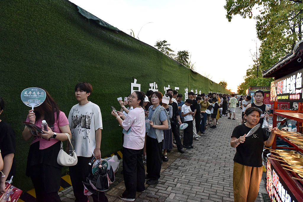 景德镇派专班接“鸡排哥”流量，很难有什么新故事