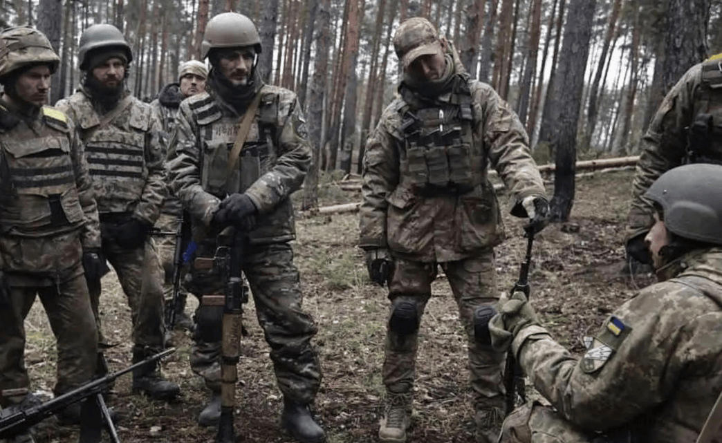 俄军夜袭意外收获,导弹炸死多名英国军官,乌克兰军队又组织惩戒连反扑