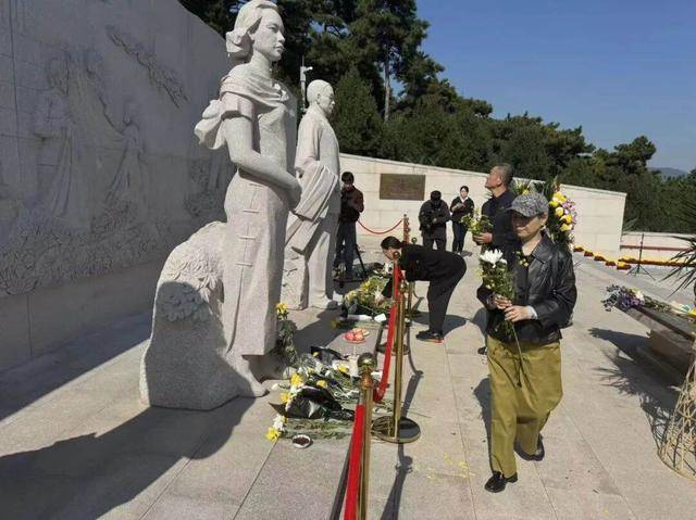 《沉默的荣耀》热播后,他墓前的鲜花摆了5米长