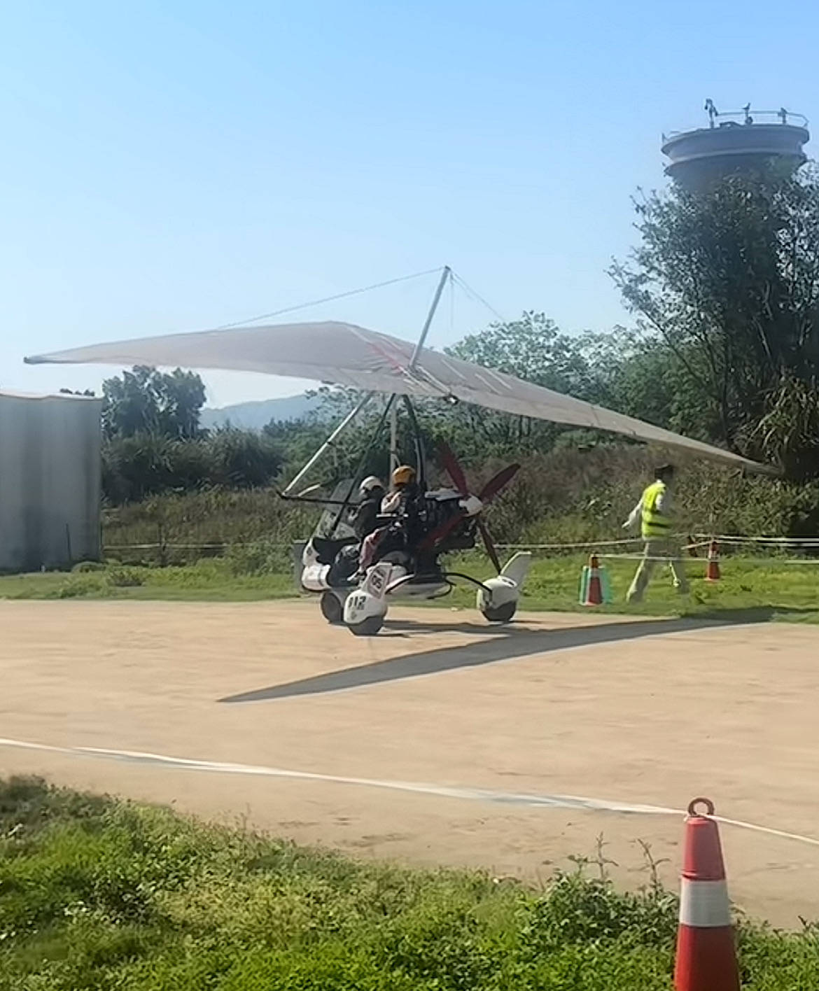 重庆一飞行器坠落致两人受伤，目击者：起飞至数十米空中坠落，小女孩伤势较重