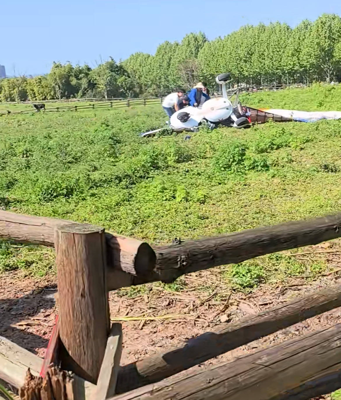 重庆一飞行器坠落致两人受伤，目击者：起飞至数十米空中坠落，小女孩伤势较重